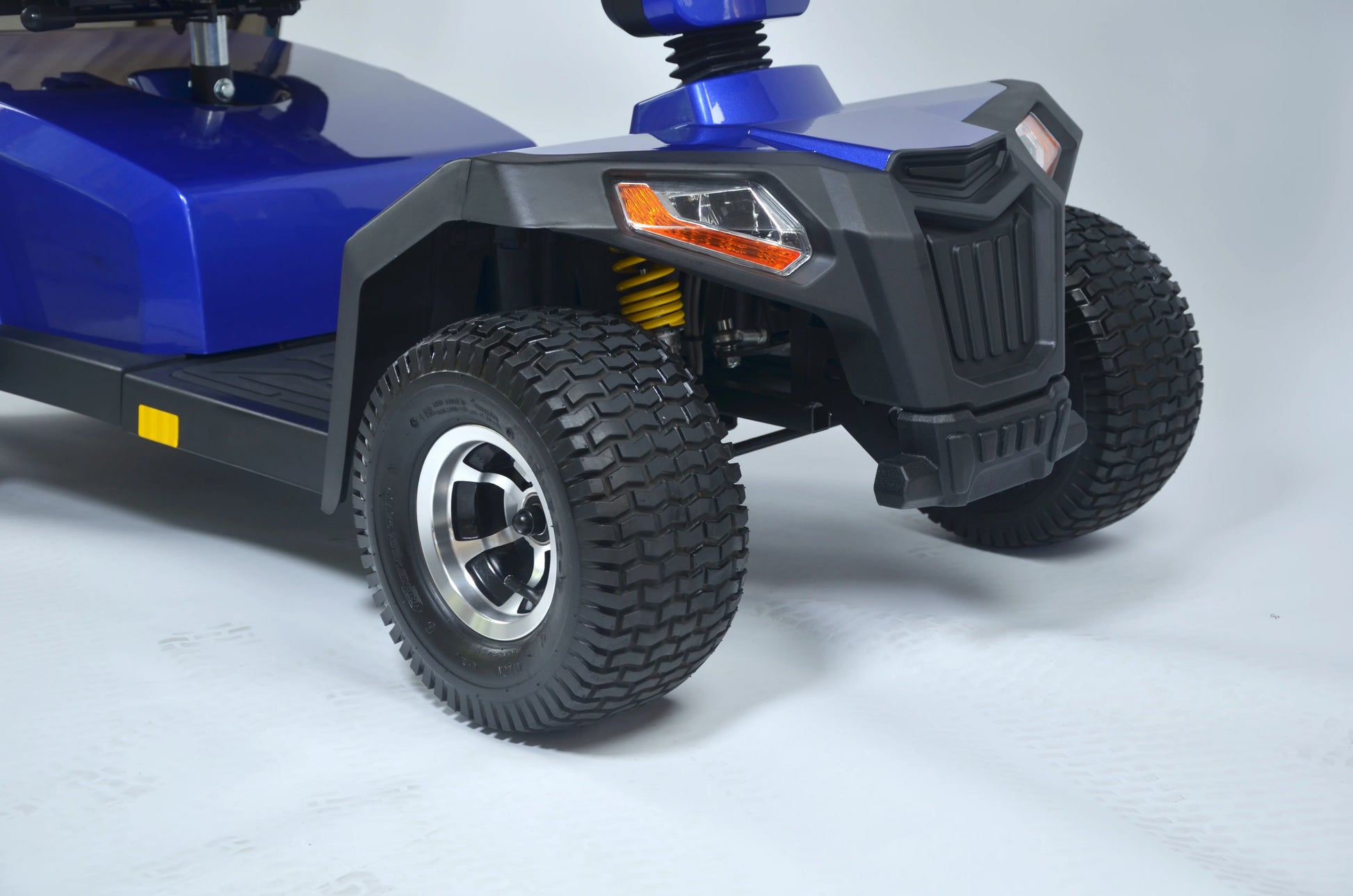 Kiwi 1400 Heavy Duty Sport Mobility Scooter front wheels and suspension