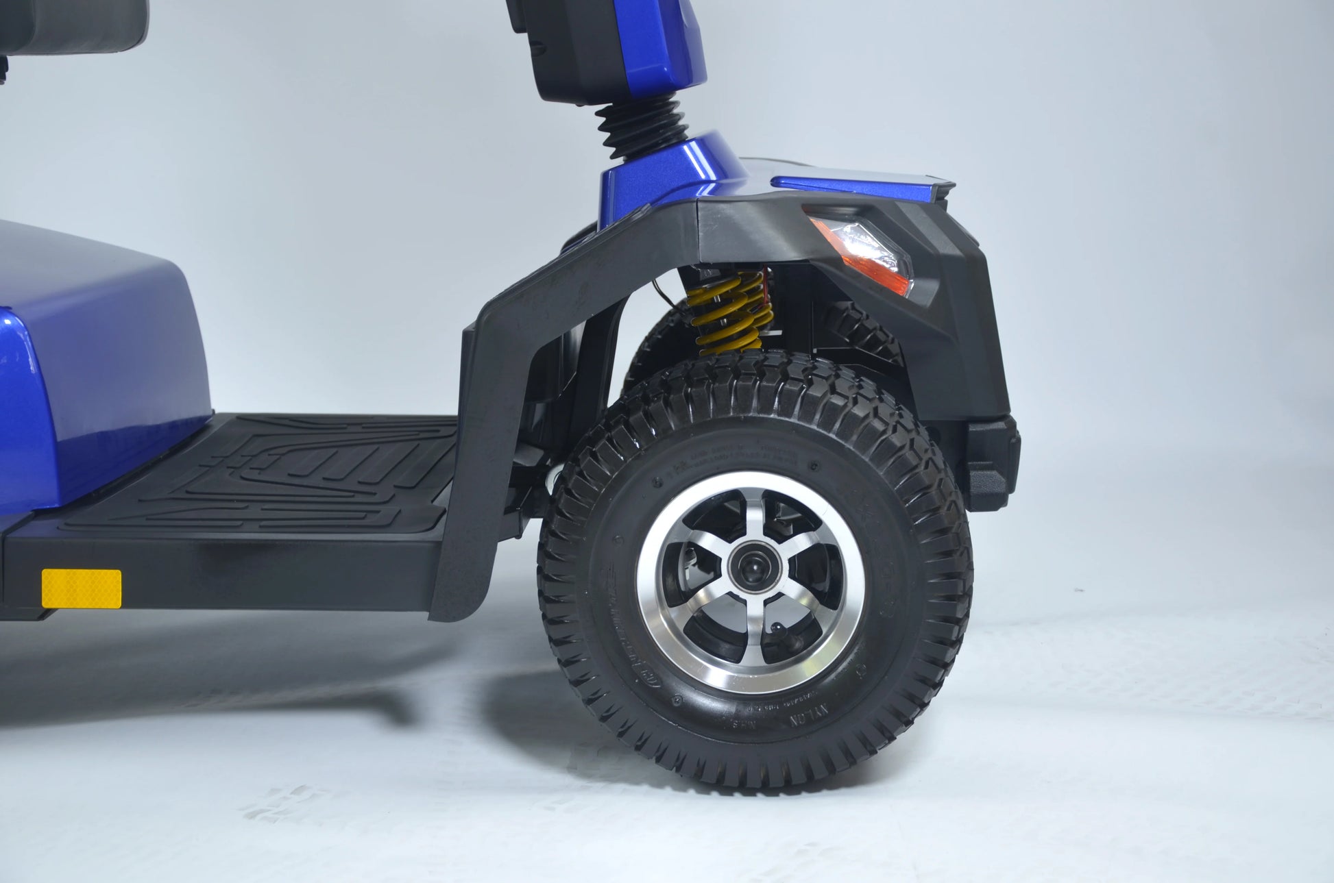Kiwi 1400 Heavy Duty Sport Mobility Scooter close up front wheels and suspension